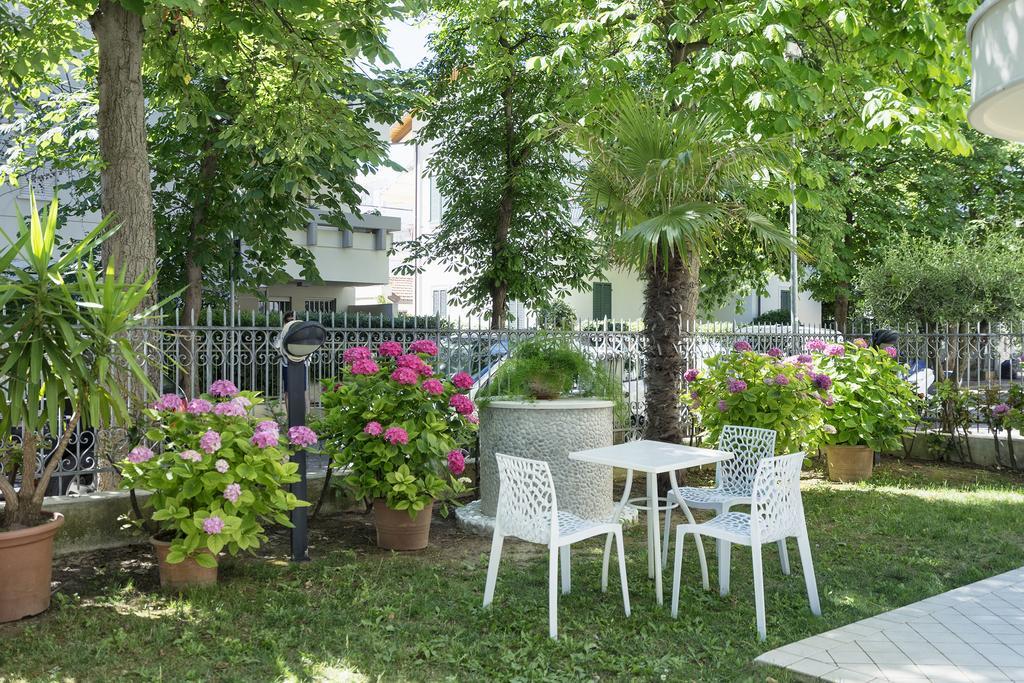 Residence Hamilton Riccione Eksteriør billede